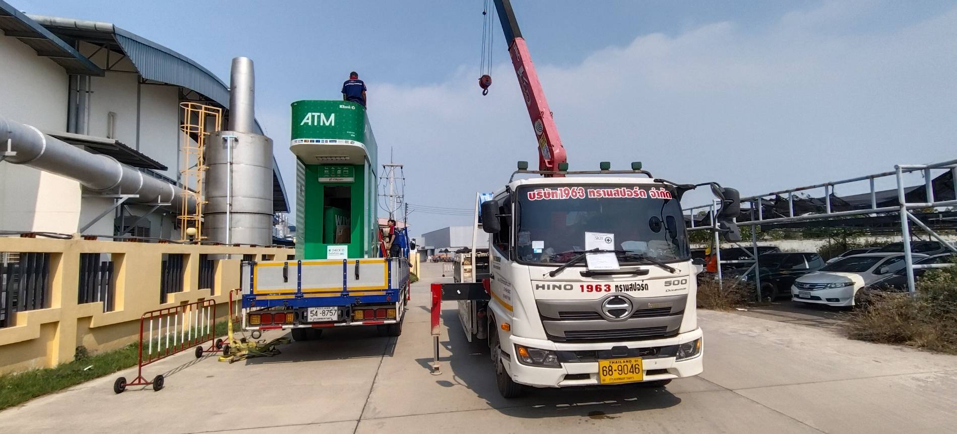 งานยกตู้ ATM ด้วยรถเฮี๊ยบ