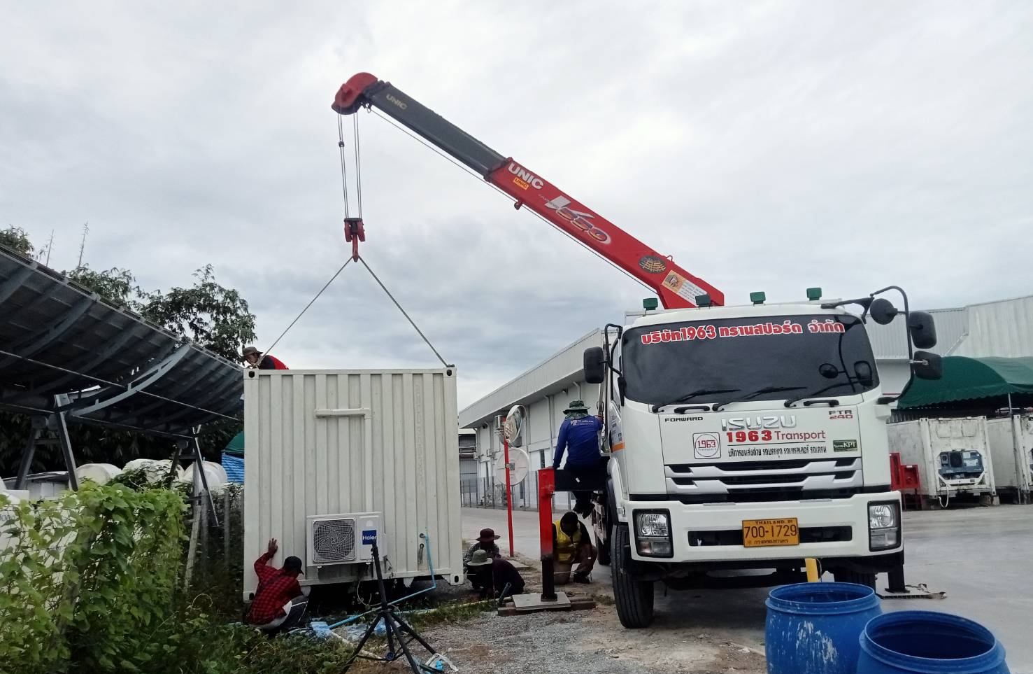 รถเฮี๊ยบยกตู้สำเร็จรูปหน้างานในกรุงเทพ โดยทีมงาน 1963 ทรานสปอร์ต