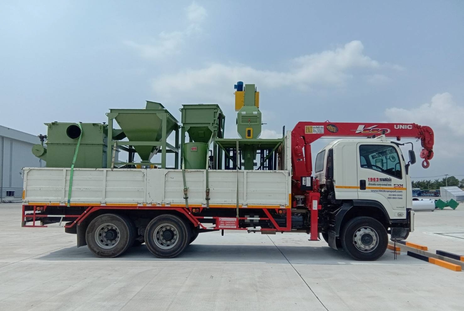 รถเฮี๊ยบขนเครื่องจักรอุตสาหกรรมหน้างานพระราม 2 โดยทีมงาน 1963 ทรานสปอร์ต