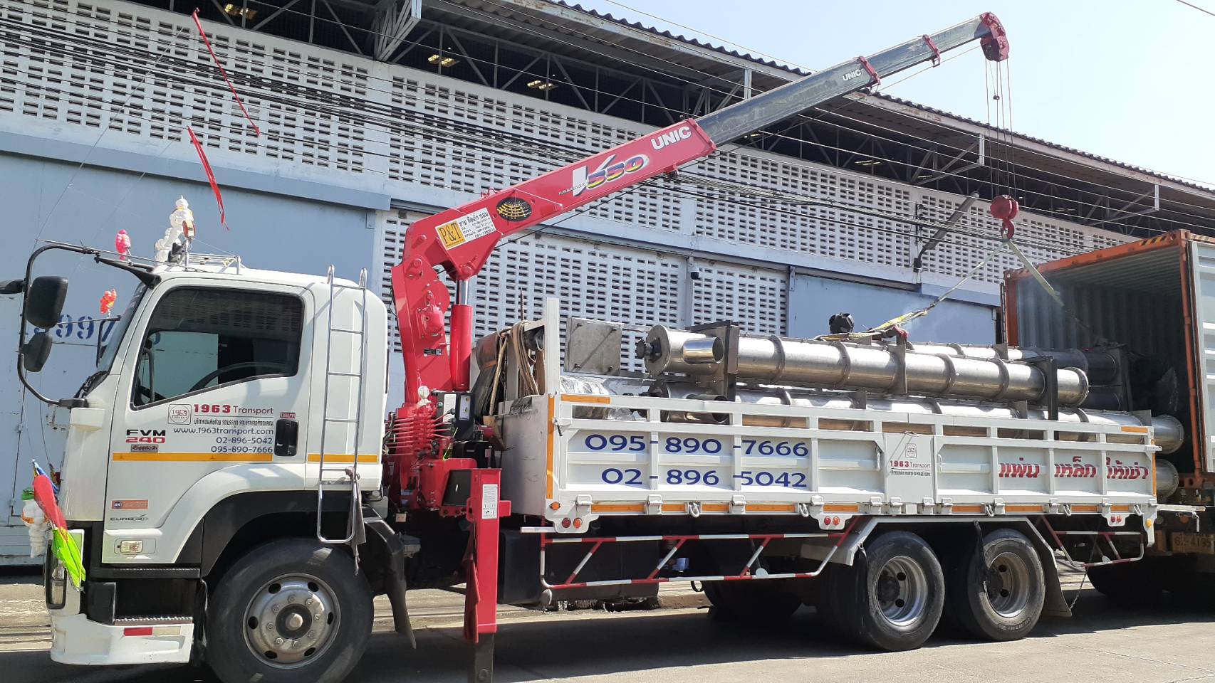 รถเฮี๊ยบโหลดชิ้นส่วนเข้าตู้คอนเทนเนอร์ จ.สมุทรสาคร ยกท่อเหล็กยาวโดย 1963 Transport