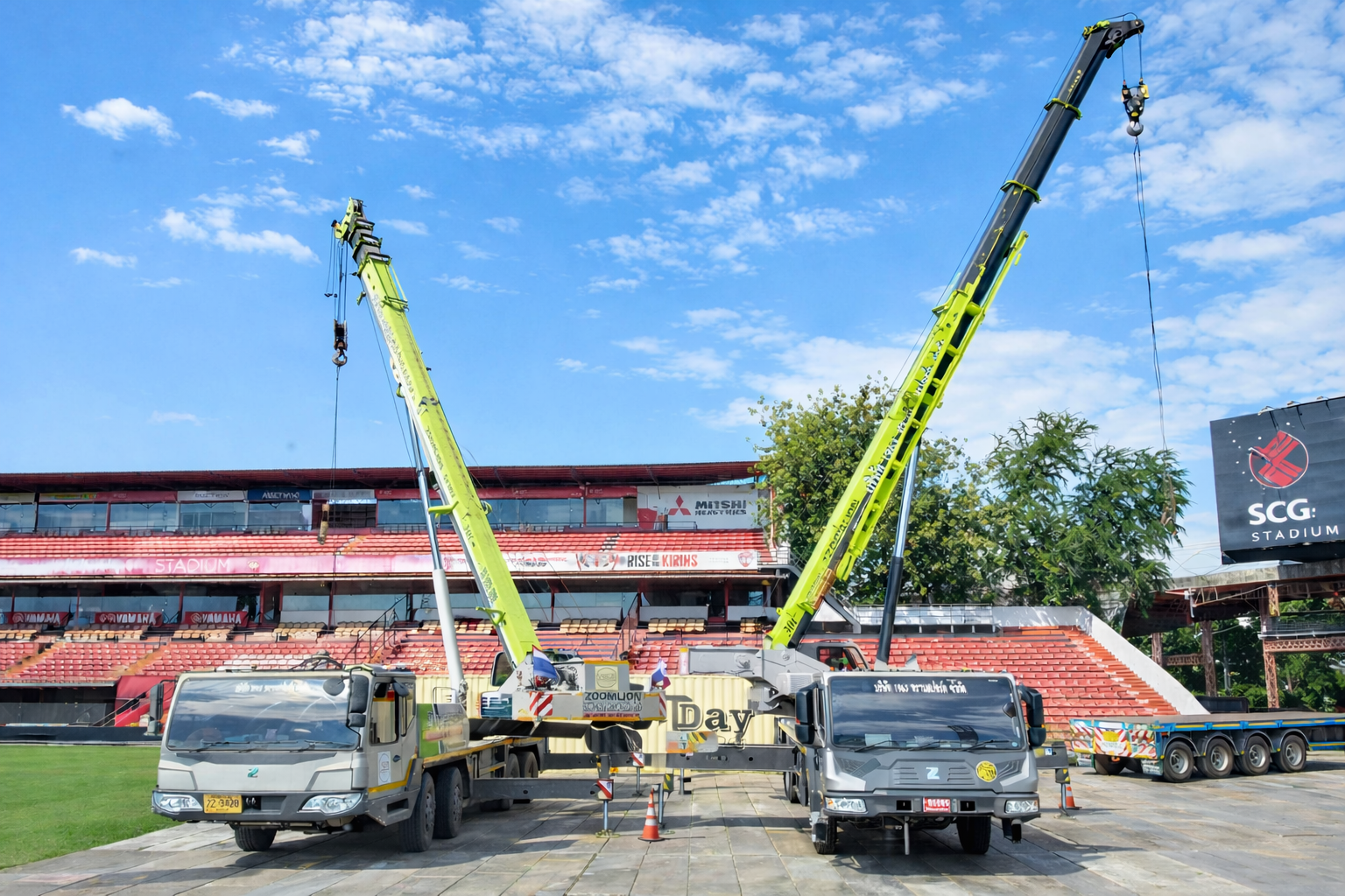 บริการเช่ารถเครนนนทบุรี โดยบริษัท 1963 ทรานสปอร์ต จำกัด ขณะปฏิบัติงานยกติดตั้งในสนาม SCG เมืองทอง ยูไนเต็ด สเตเดียม